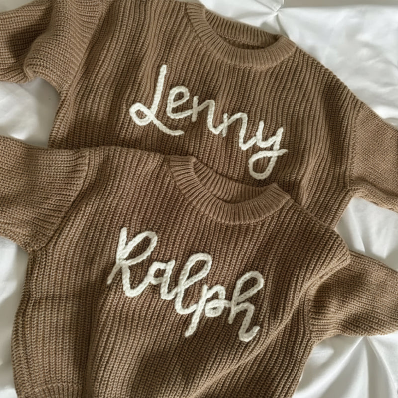 Zwei braune Pullover mit Namen mit den Namen Lenny und Ralph