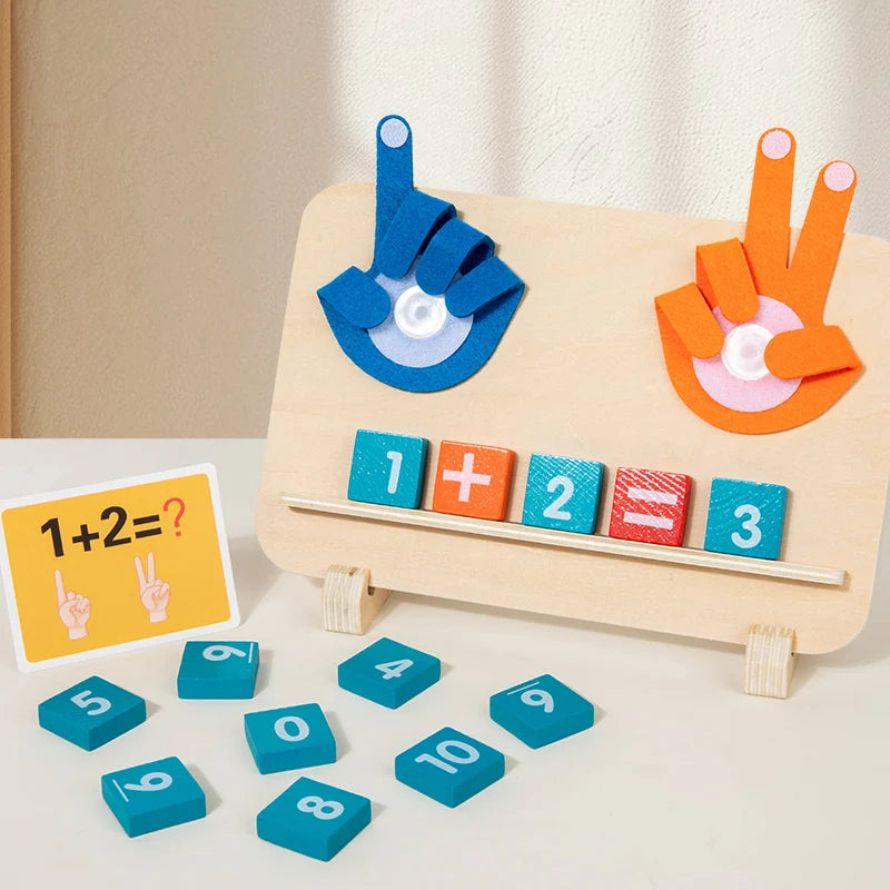 Kind klappt die Finger der Holzhände um