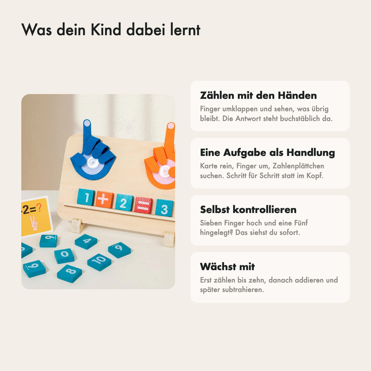Eine Aufgabenkarte steht im Ständer, die Hände zeigen die Antwort