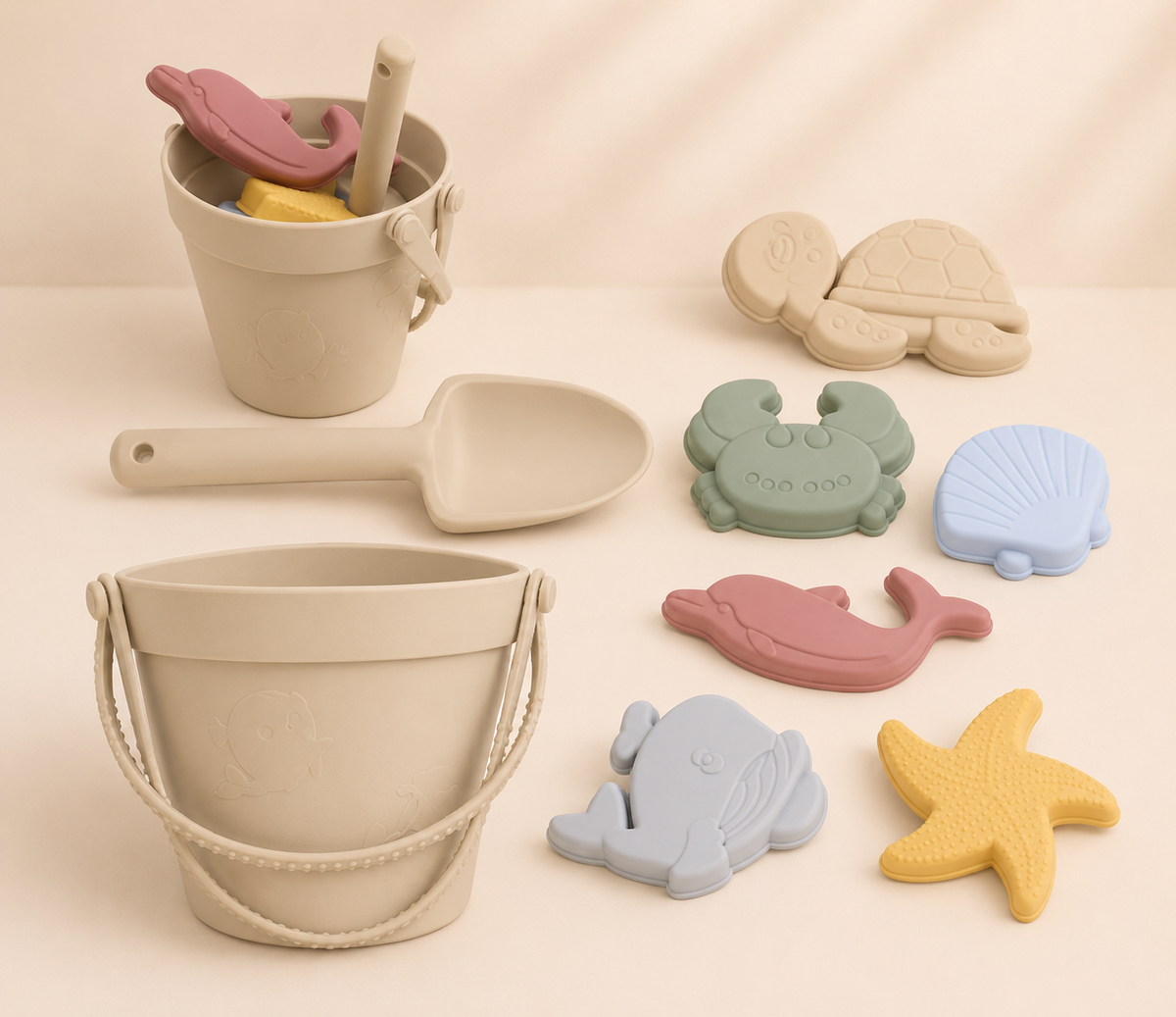 Sandspielzeug aus Silikon in Beige mit Eimer, Schaufel und sechs Sandformen