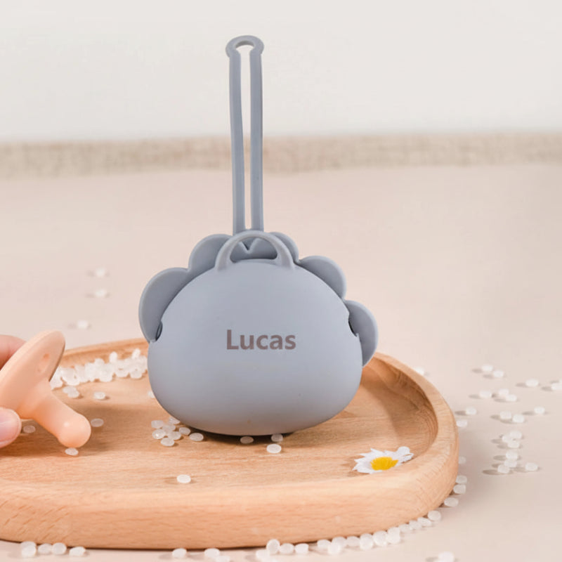 Graublaue Schnullerbox mit dem Namen Lucas