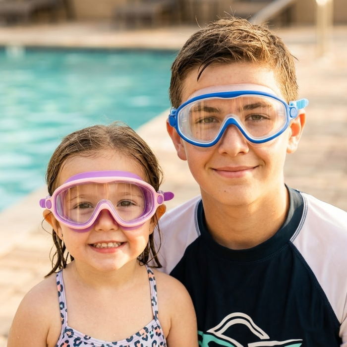 Zwei Kinder mit Schwimmbrille am Schwimmbad