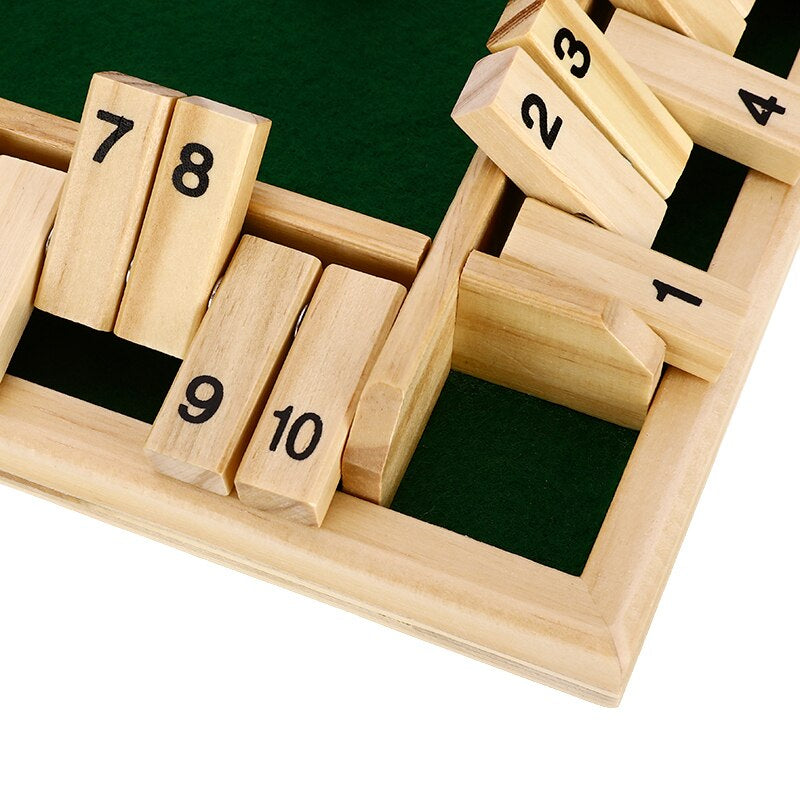 Die beiden Holzwürfel auf der Filz-Spielfläche