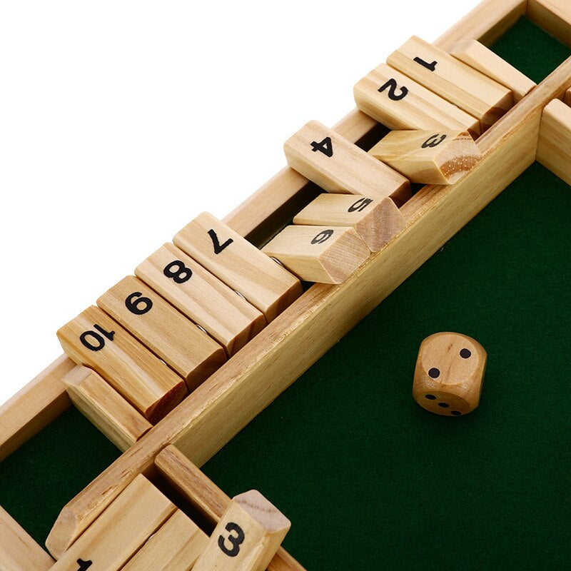 Vier Spieler spielen gleichzeitig an einem Brett
