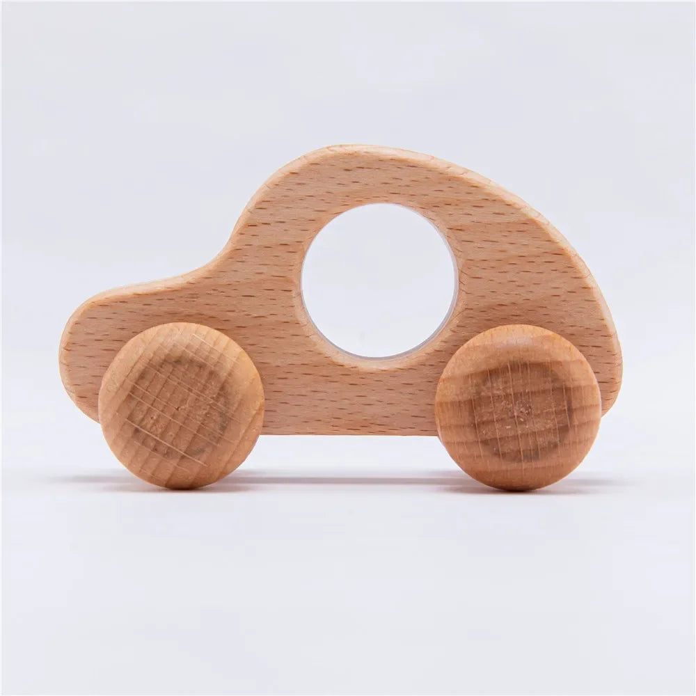 Ein Holzauto in der Jackentasche zum Mitnehmen