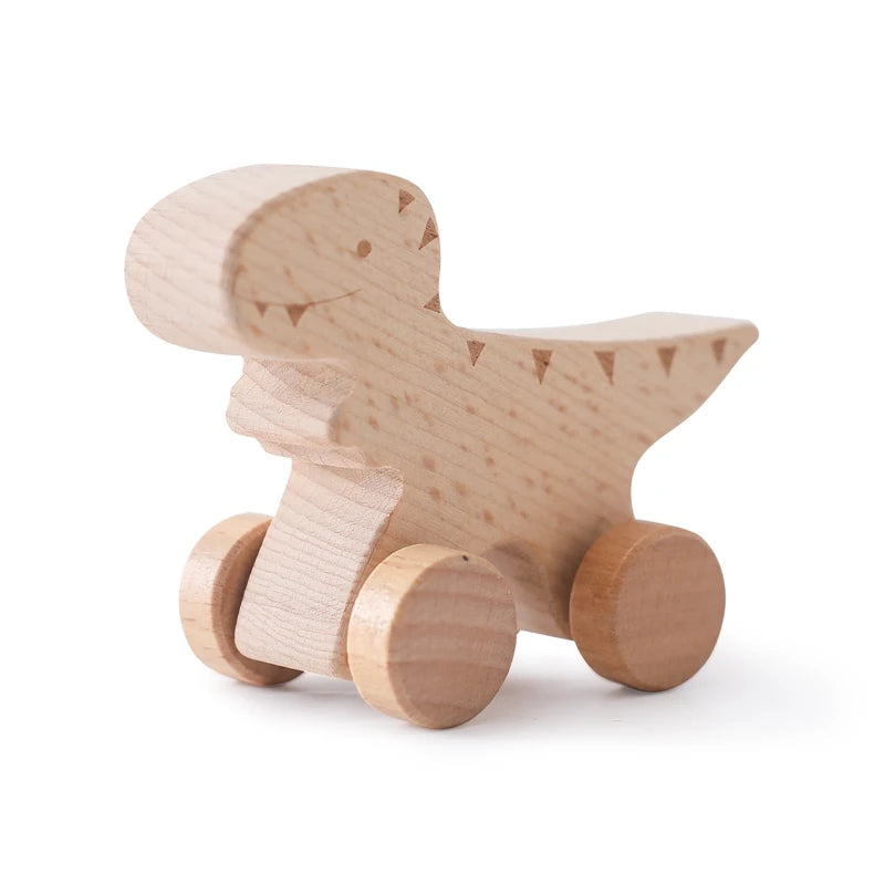 Ein Holzauto liegt in einer Kinderhand, Größenvergleich