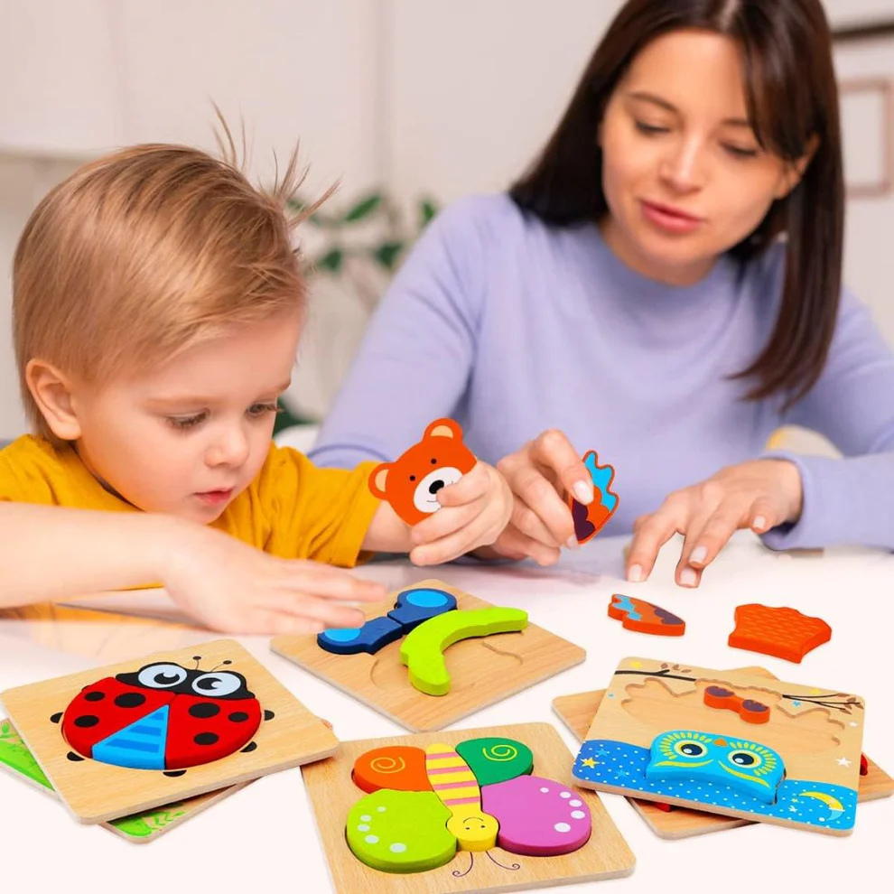 Mutter und Kind puzzeln gemeinsam mit den Tierpuzzles aus Holz