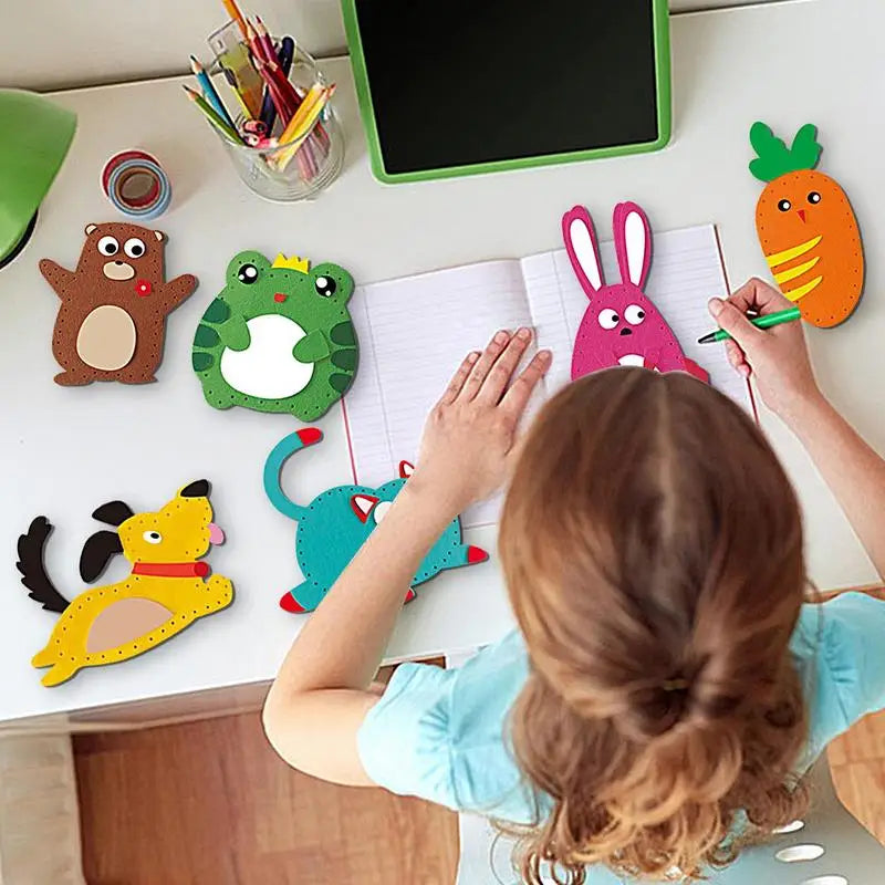 Stickset für Kinder mit sechs Filztieren, Nadeln, Garn und Füllung