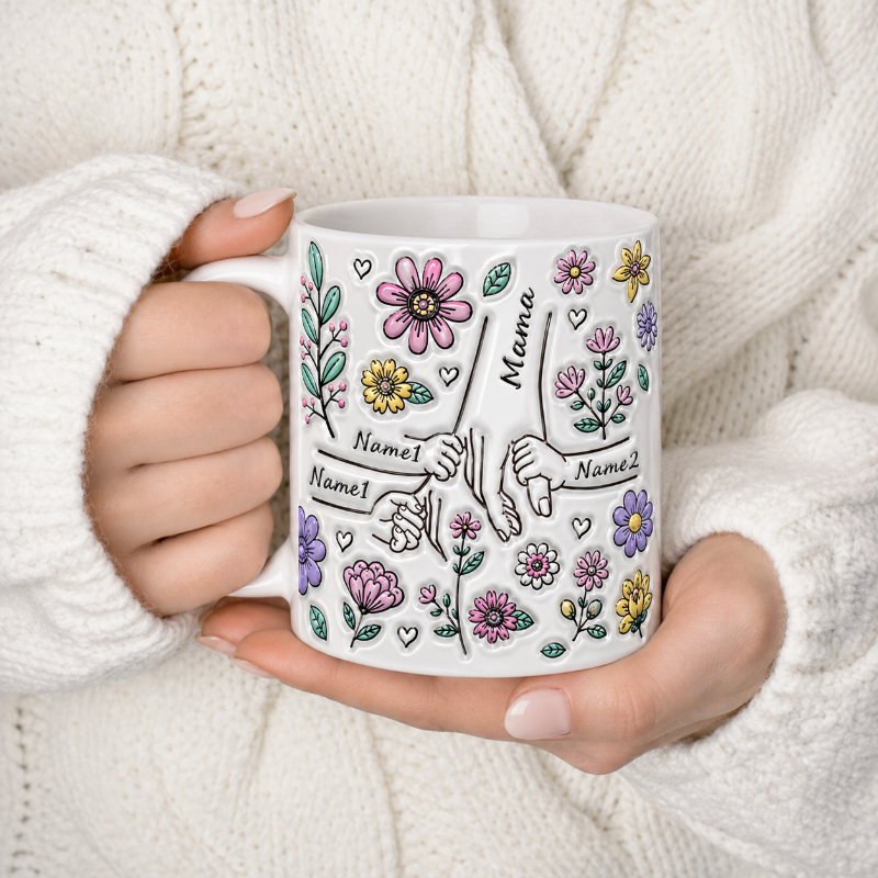 Tasse mit Namen für Mama mit Händen und Blumen, in zwei Händen gehalten