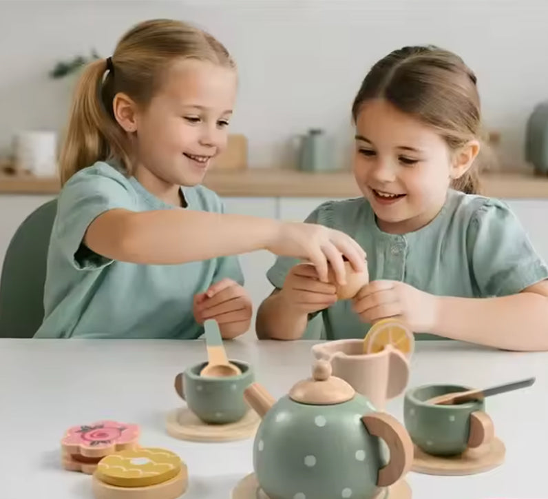 Zwei Mädchen spielen gemeinsam mit dem Teeservice aus Holz