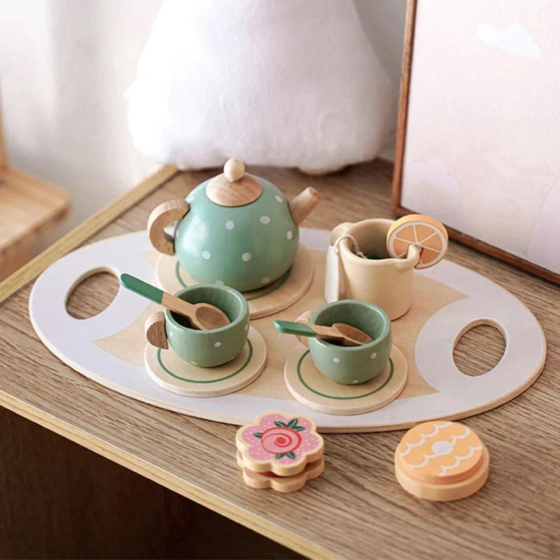 Teeservice aus Holz mit Teekanne, Tassen, Keksen und Tablett