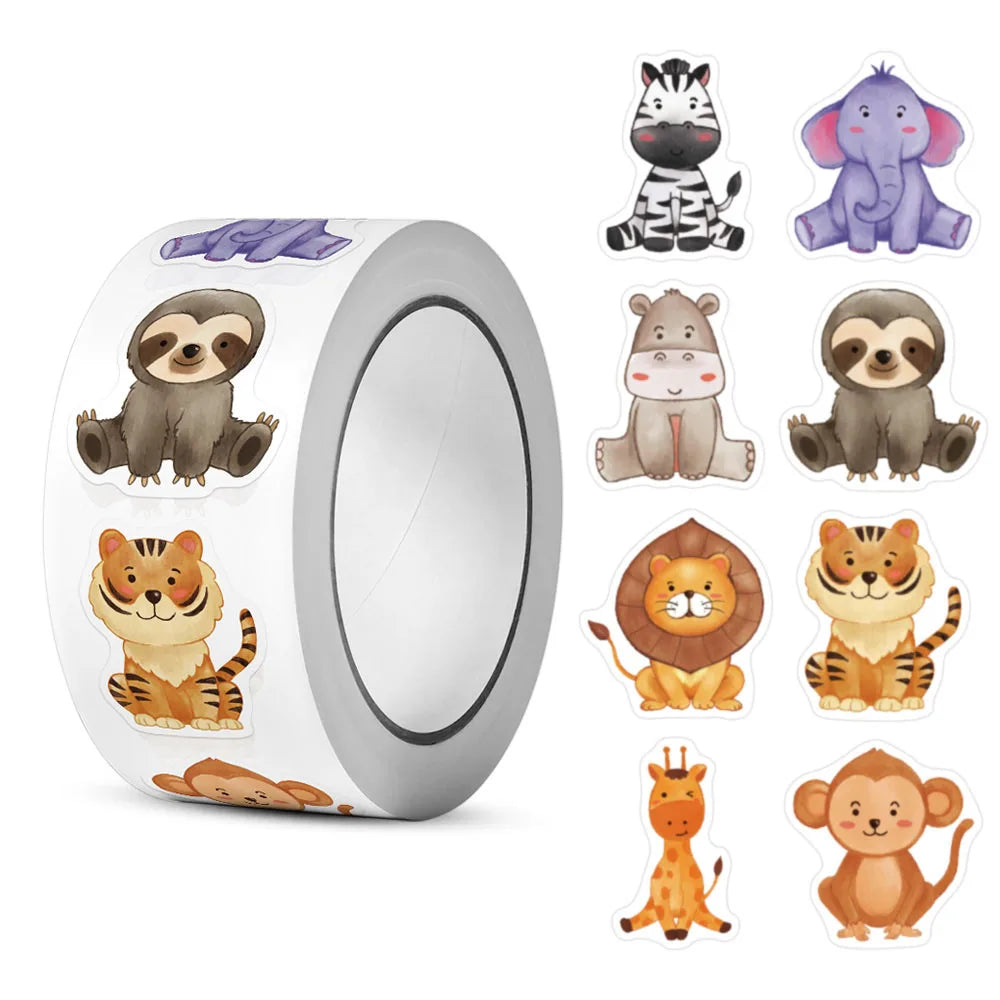 Kind zieht einen Tiersticker von der Rolle ab