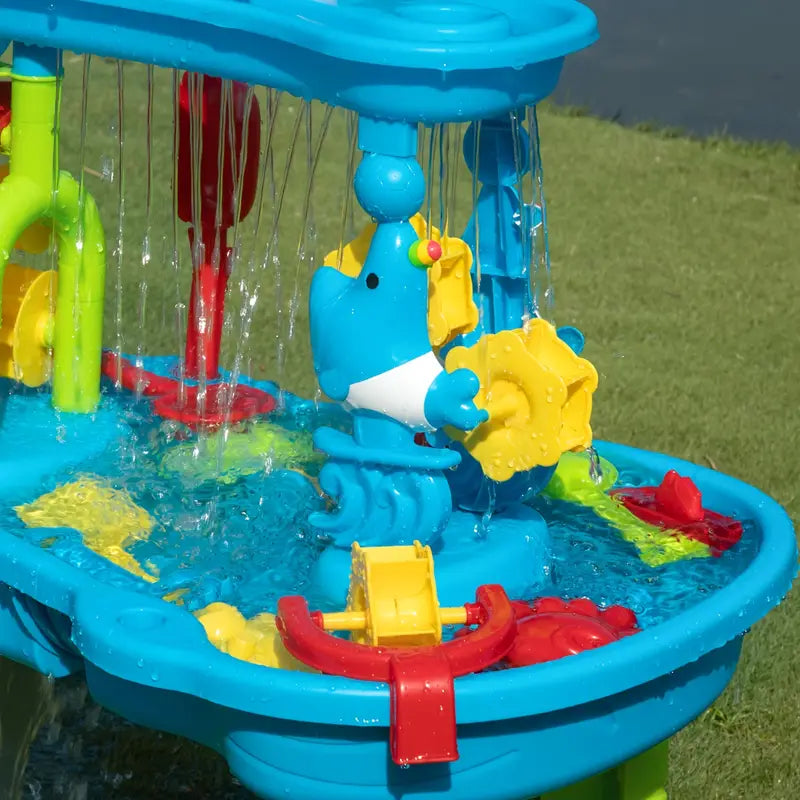 Detail der Wasserbahn mit Schaufeln, Boot und Gießkanne