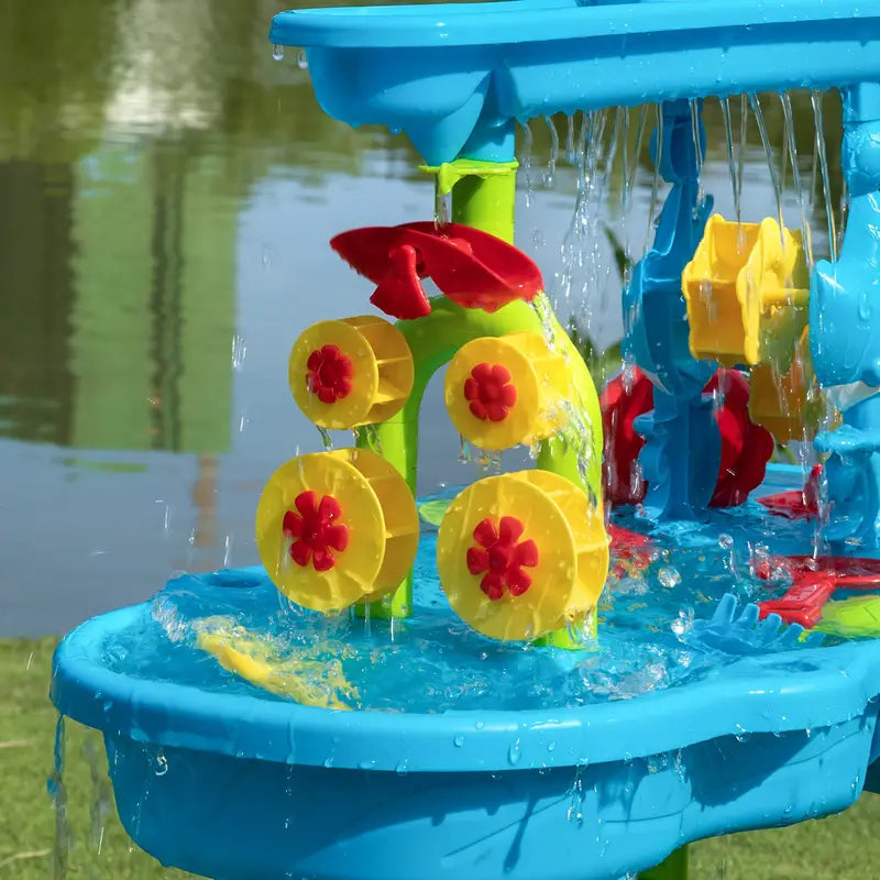 Die drehenden Wasserräder des Spieltischs mit fließendem Wasser