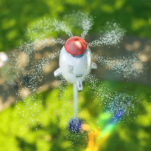 Die Rakete in der Luft über dem Sprinkler