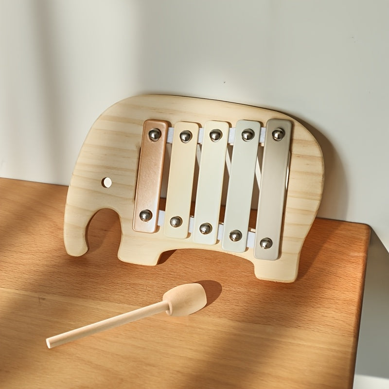 Das Xylophon auf einem Holztischchen mit dem Schlägel daneben